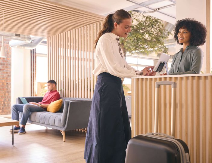 Hotel front desk training: 9 steps to stellar service - Oaky