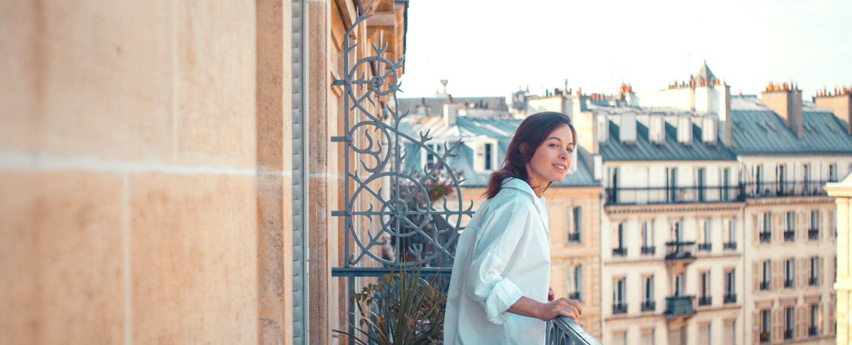 Young woman on a balcony in paris P5 CPJX3