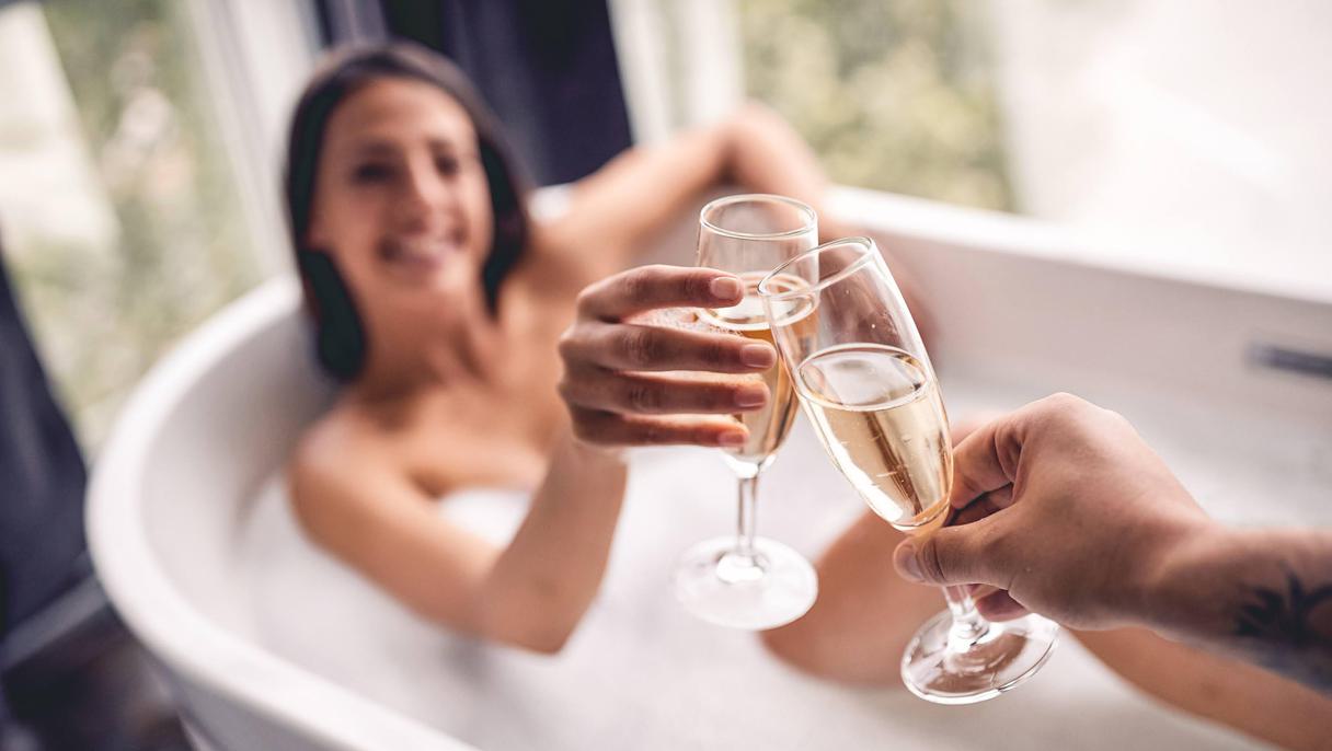 Adobe Stock 244061748 bubble bath with champagne 3 van 3